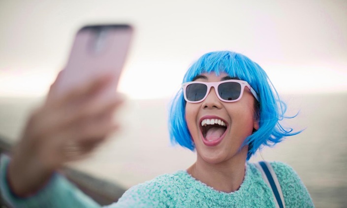 Hombre haciéndose un selfie