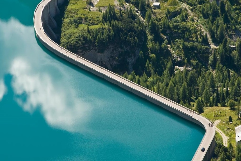 Embalse con agua