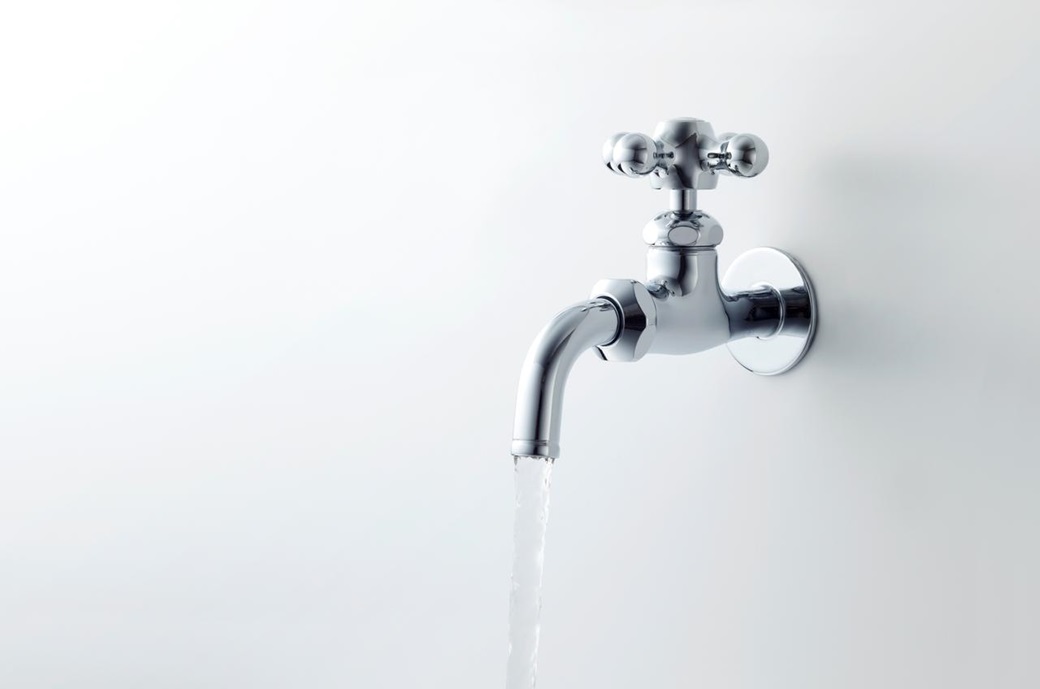 Grifo abierto con agua