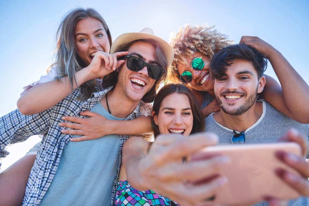 Grupo de amigos haciéndose un selfie