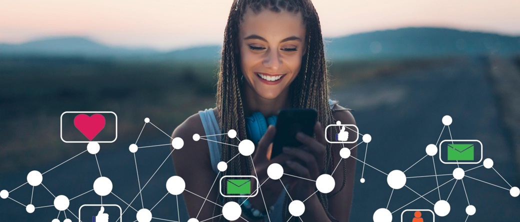 Mujer joven mirando un móvil e iconos de redes sociales