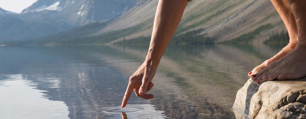 Mujer tocando el agua