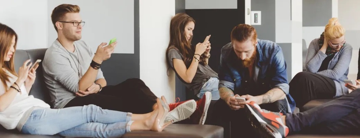 Adolescentes con dispositivos móviles