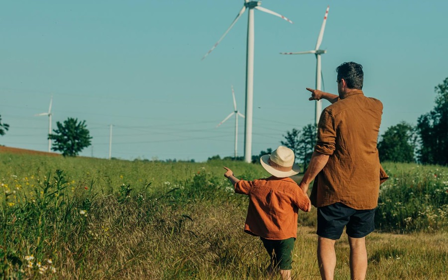 Padre con hijo observando molinos de viento