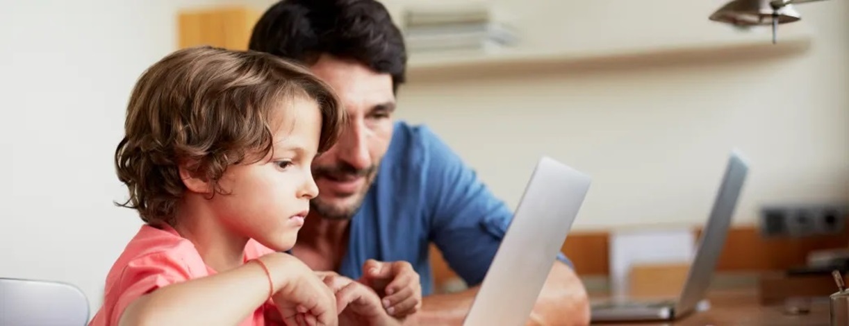 Niños mirando una tablet