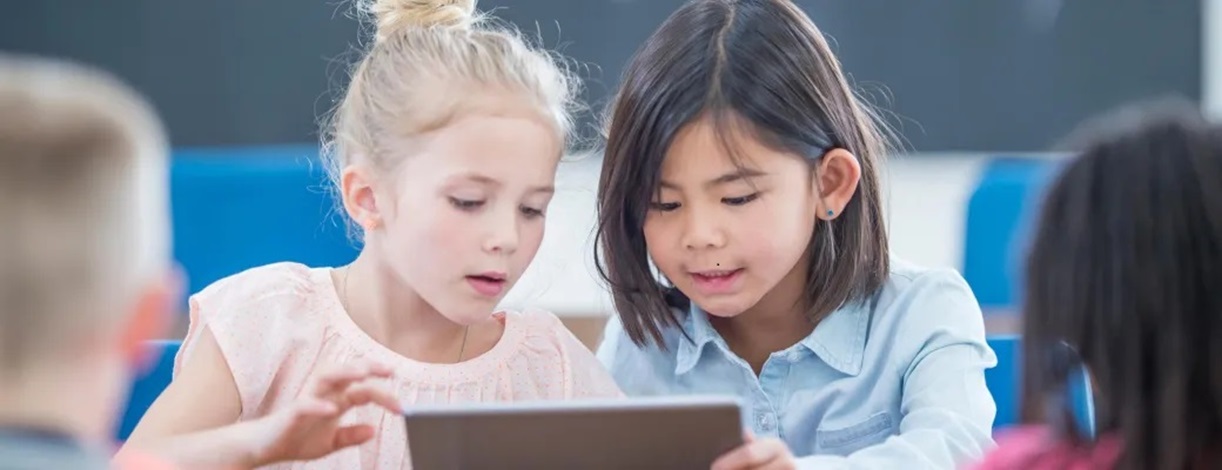 Niños mirando una tablet