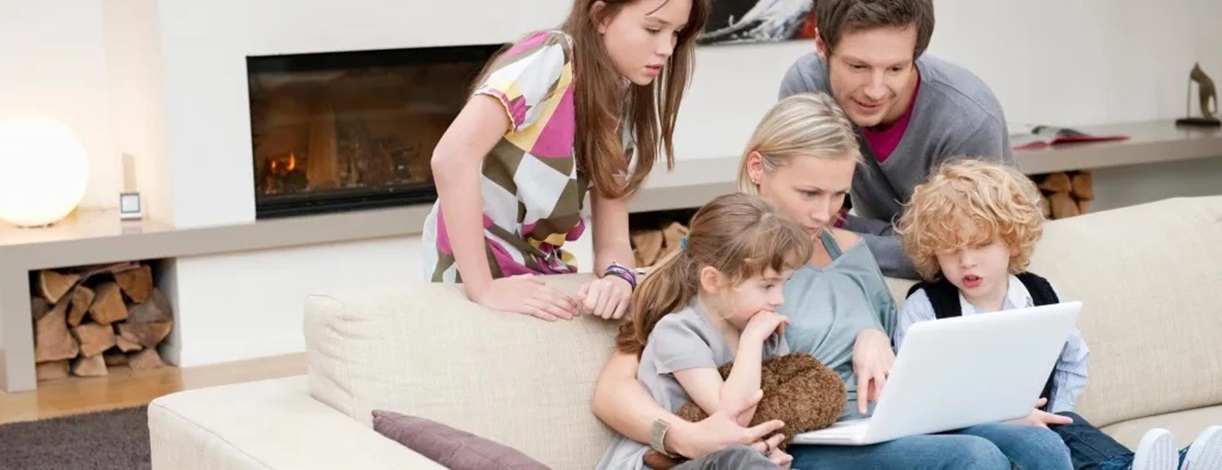 Familia mirando un portátil