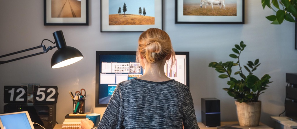 Mujer teletrabajando
