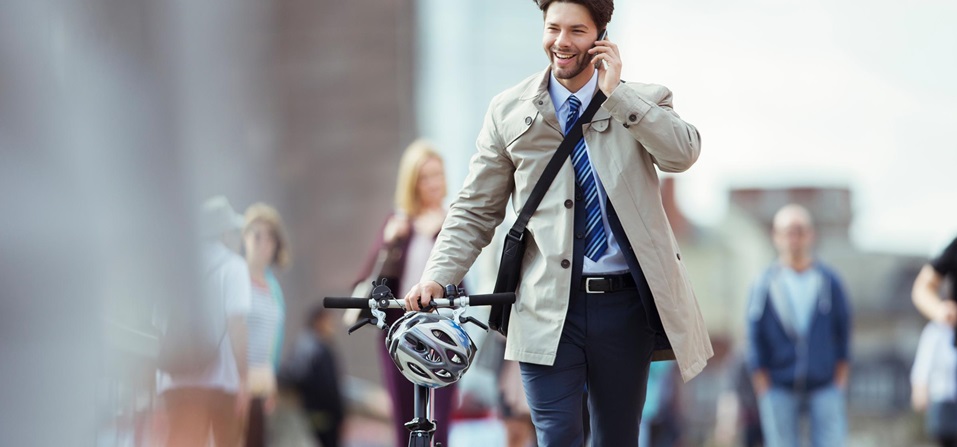 Hombre con bici en la calle hablando por un móvil