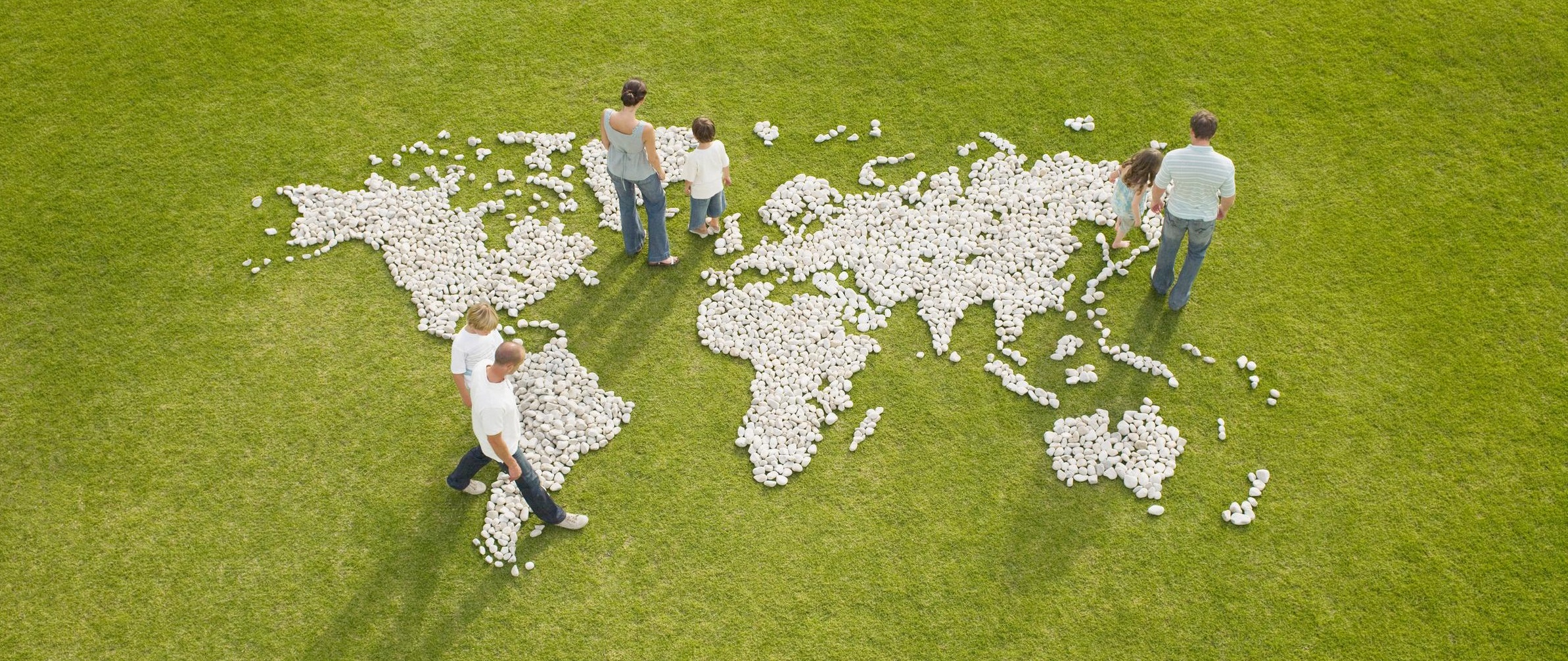 Manos sujetando una bola del mundo